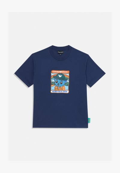 Granatowy T-shirt z krótkim rękawem z grafiką niebieskiego misia w zielonej czapce i pomarańczowej kamizelce, podpisany "Manga Bear Crew" i "Emporio Armani."