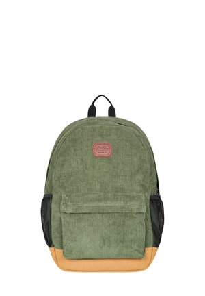 Mochila de pana verde con base en tono marrón, un bolsillo frontal, bolsillos laterales de malla negra y un parche de logo en la parte superior. Forma redondeada.