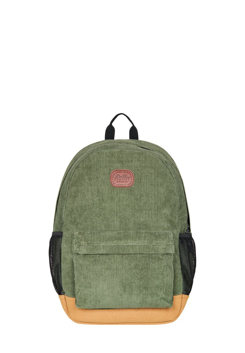 Mochila de pana verde con base en tono marrón, un bolsillo frontal, bolsillos laterales de malla negra y un parche de logo en la parte superior. Forma redondeada.