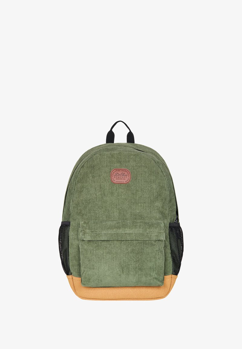 Mochila de pana verde con base en tono marrón, un bolsillo frontal, bolsillos laterales de malla negra y un parche de logo en la parte superior. Forma redondeada.