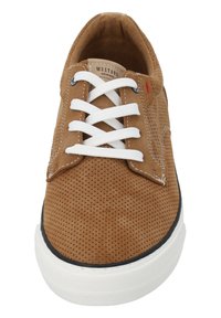 Sneaker in suede perforato marrone con lacci bianchi, suola in gomma nera e accento rosso a contrasto di lato. Presenta dettagli cuciti.