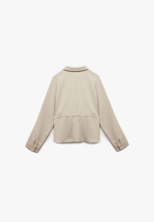 Beige, cropped blouse met lange mouwen, gladde textuur, knoopmanchetten en een kleine kraag. Achter naden en een schouderpas detail zichtbaar.