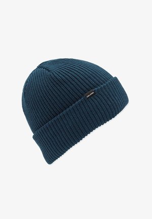 Gebreide beanie in donkergroen met ribbeltextuur en een omgeslagen rand. Klein zwart logo-label zichtbaar aan de zijkant.