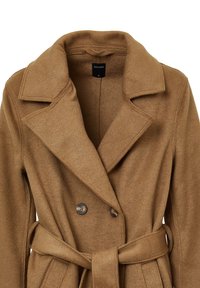 Cappotto di lana marrone con design doppiopetto, ampie rever e vita con cintura. Due bottoni e una texture morbida ne migliorano l'aspetto.