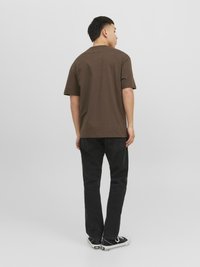 Jack & Jones JORVESTERBRO CREW NECK - T-shirts med print - chocolate brown