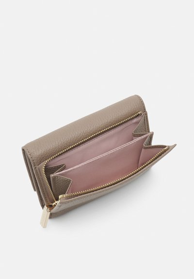 Portefeuille en cuir marron texturé avec une fermeture éclair dorée, comportant plusieurs fentes et un intérieur rose pâle. Design compact et rectangulaire.