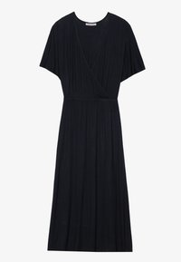 Robe portefeuille noire à manches courtes, col en V profond, et taille froncée. Tissu doux avec une jupe fluide et des détails de design minimalistes.