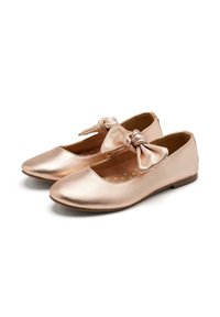 Ballet flats rosé metallizzato con punta rotonda, fiocco decorativo sul vamp, e tacco basso. Finitura testurizzata e soletta con motivo a stella.
