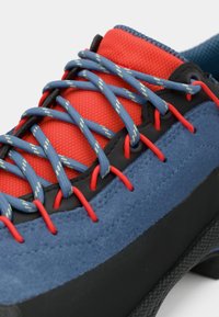 Blauwe suède en zwarte rubberen schoenenschoen met rode en blauwe veters. Heeft een getextureerde stoffen tong en contrasterende stiknaden.