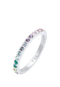 Anello in argento sterling con una fascia sottile, caratterizzato da un gradiente di cristalli multicolori: verde, blu, viola, rosa e trasparente.