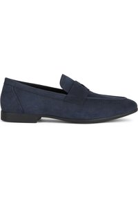 Mocassini in suede blu navy con punta arrotondata, parte superiore testurizzata e una fascia decorativa sulla parte anteriore. Presentano una suola bassa in gomma nera.