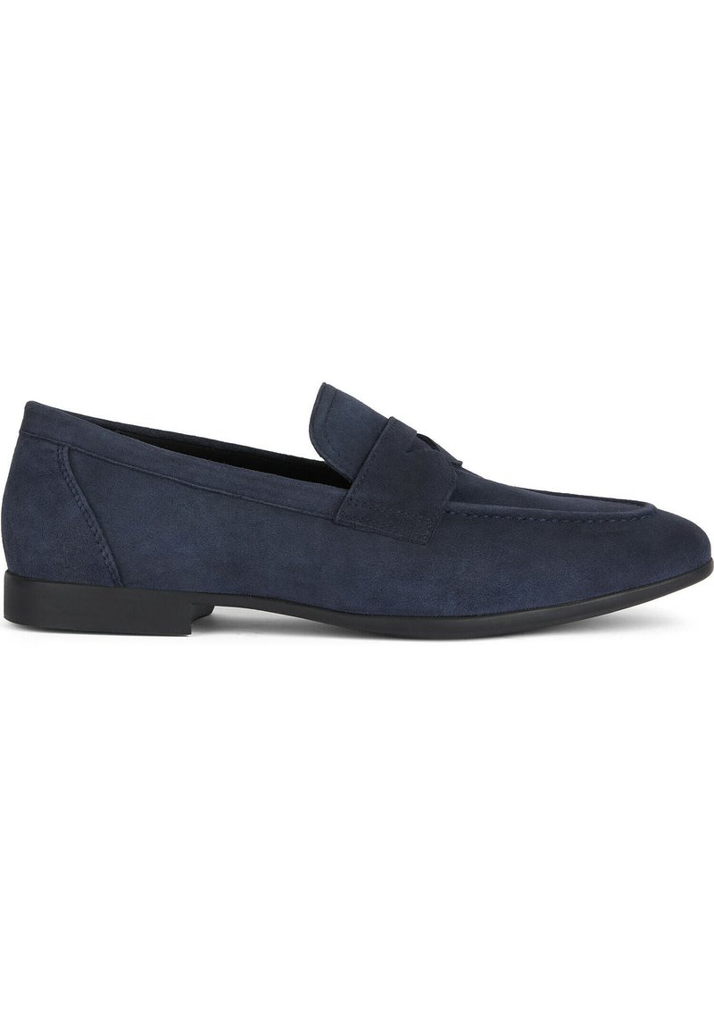 Mocassini in suede blu navy con punta arrotondata, parte superiore testurizzata e una fascia decorativa sulla parte anteriore. Presentano una suola bassa in gomma nera.