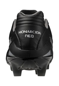 Scarpe da calcio nere con tomaia in pelle liscia, dotate di un tallone testurizzato e del prominente marchio "MONARCIDA NEO" sul retro.