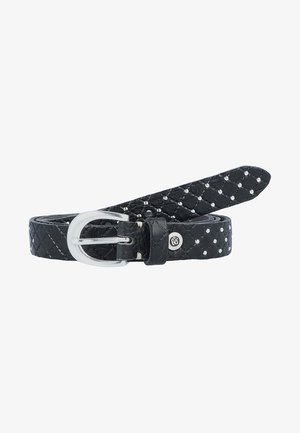 Zwarte gewatteerde leren riem met zilveren studs en een zilveren metalen gesp, met een gladde textuur en een taps toelopende uiteinde.