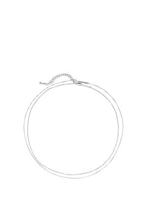 Zarte silberne doppellagige Kette mit Karabinerverschluss und verstellbarer Verlängerungskette vor weißem Hintergrund.