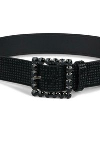 Cinturón negro hecho de tela texturizada con una banda ancha, que presenta una gran hebilla cuadrada adornada con tachuelas negras.