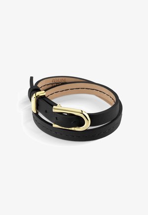 Schwarzes Lederarmband mit einer goldfarbenen Metallschnalle. Das Design umfasst zwei flache Riemen mit sichtbaren Nähten und einer glatten Textur.