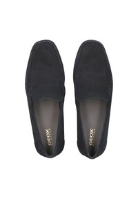 Mocassini in suede blu navy con texture liscia, punta rotonda e dettagli cuciti. Presentano una soletta imbottita e il marchio Geox all'interno.