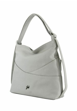 Borsa a tracolla in pelle grigia chiara con finitura strutturata, dettagli a cucitura diagonale e una tracolla singola. Presenta un logo discreto alla base.