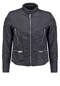 Svart vadderad jacka med hög krage, framdragkedja och två dragkedjefickor. Slät tyg med subtil glans.