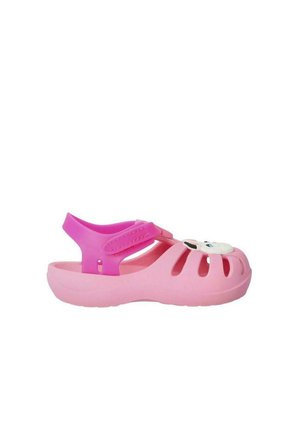 Sandalias infantiles rosas hechas de plástico blando, con agujeros recortados para ventilación y un acento de personaje de dibujos animados en la parte frontal.