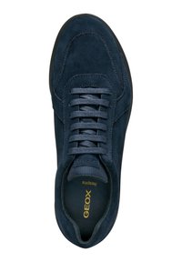 Sneaker in suede blu navy con lacci piatti, punta arrotondata e superficie testurizzata. Presenta un logo dorato "GEOX" sulla soletta per il branding.
