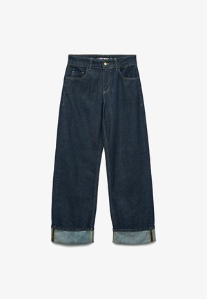 Pantalon en denim bleu foncé avec une coupe ample, présentant des poignets retroussés, cinq poches et des détails de couture contrastants.