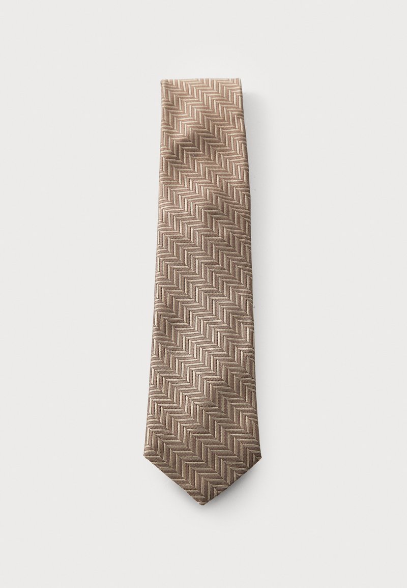 Cravate en chevrons marron avec un tissu texturé, extrémité effilée, et un motif tissé de teintes claires et sombres alternées, présentée sur un fond blanc.