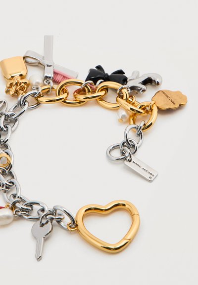 Βραχιόλι με μείγμα μετάλλων, με χρυσούς και ασημένιους κρίκους, κλειδαριά σε σχήμα καρδιάς, γούρι κλειδιού και διάφορα διακοσμητικά κρεμαστά, συμπεριλαμβανομένων φιόγκων και μαργαριταριών.