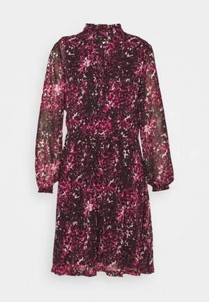 Gennemsigtig polyester kjole med høj hals og lange ærmer, præget af et pink og burgunder abstrakt mønster samt indsnævret talje.
