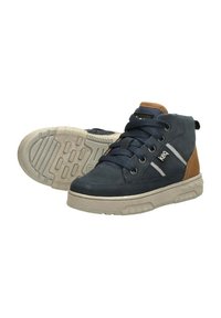 Marineblauwe en bruine high-top sneakers met witte zolen, veters en "keq" branding aan de zijkant, één schoen rechtop en één op zijn zij.