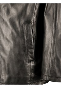 Schwarze Lederjacke mit glatter Textur, ausgestattet mit einer Seitentasche und kontrastierenden Nähten entlang der Nähte. Akzente sind ein sauberes Finish.