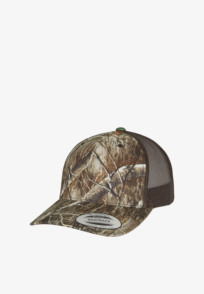 Casquette snapback à motif camouflage avec un dos en maille marron et une visière incurvée, arborant une étiquette de marque bien en vue à l'avant.