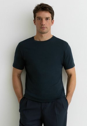 Reiss, REGULAR FIT - BLESS CREW NECK T-SHIRTS 3 PACK - Základné tričko - white navy coco brown