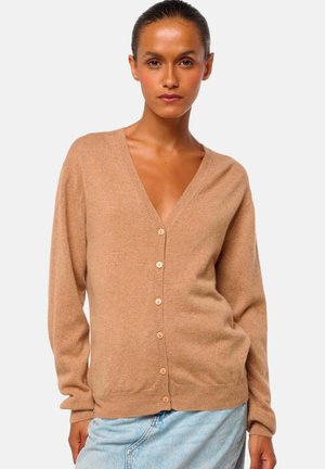 Cardigan marron clair en matériau doux, avec un décolleté en V, des manches longues et une fermeture à cinq boutons sur le devant.
