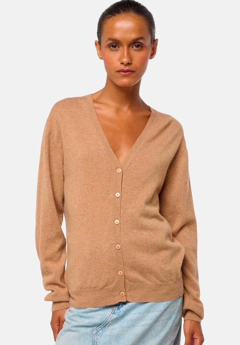 Cardigan marron clair en matériau doux, avec un décolleté en V, des manches longues et une fermeture à cinq boutons sur le devant.