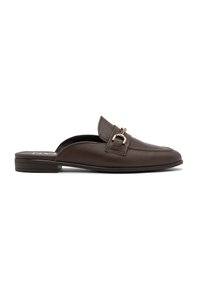 Hnědá kožená slip-on obuv s nízkým podpatkem, zdobená dekorační zlatou sponou a šitými detaily na svršku.