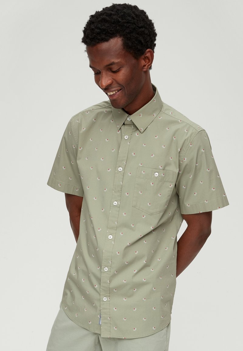 Hellgrünes Kurzarmhemd mit Button-Down-Kragen, das ein kleines Blumenmuster und eine Brusttasche aufweist. Strukturierter Stoff.