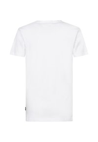 Camiseta de algodón blanca con cuello redondo y mangas cortas, que presenta una etiqueta lateral para detalles de la marca. Textura suave, diseño minimalista.