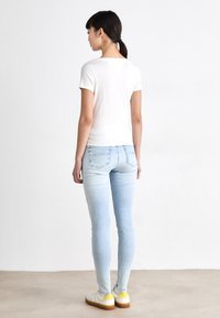 Tommy Jeans SLIM VNECK - Pamata T-krekls - ecru