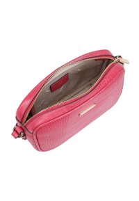 Kleine roze schoudertas met krokodillenstructuur, gouden rits gedeeltelijk open die een beige stoffen interieur met een rood label toont.