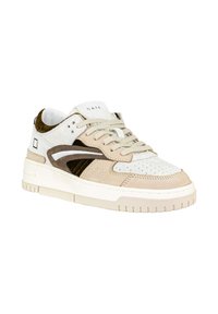 Sneaker beige e bianco realizzata in suede e pelle, con un design testurizzato, chiusura con lacci e suola spessa in gomma con scanalature.