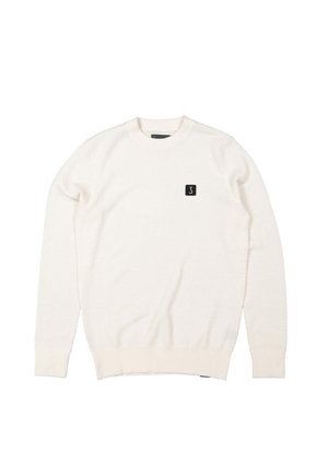 Weißer strukturierter Langarm-Pullover mit Rundhalsausschnitt, mit gerippten Bündchen und Saum, mit einem kleinen schwarzen rechteckigen Logo-Patch auf der linken Brust.