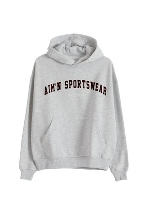 Lys grå hettegenser med frontlomme og mørkerød tekst "AIM'N SPORTSWEAR" over brystet, og mindre hvit tekst "EST. 2013" under.