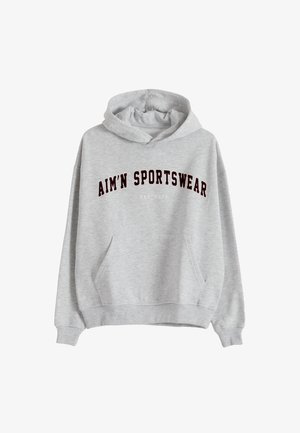 Felpa con cappuccio grigio chiaro con tasca frontale e testo color vinaccia "AIM'N SPORTSWEAR" sul petto, e testo bianco più piccolo "EST. 2013" sotto.