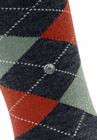 Calzino con motivo argyle caratterizzato da colori blu scuro, verde, rosso e grigio; realizzato in tessuto testurizzato con un piccolo badge logo argentato.