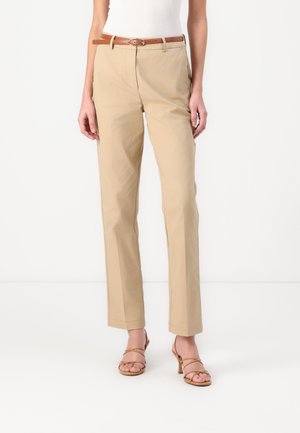 Beige, leichte, gerade geschnittene Hose mit glatter Textur und Gürtelschlaufen, kombiniert mit einem braunen Ledergürtel. Einfaches, klares Design.