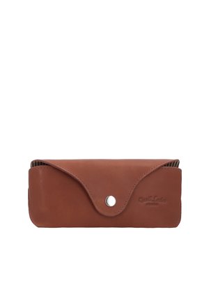 Bruine leren brillenhoes met klep en zilverkleurige drukknoop, geperst met de merknaam "Great Leder studio" rechtsonder.