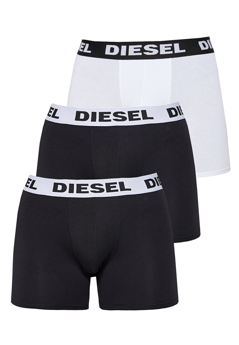 Tre paia di boxer Diesel sono esposti: due neri e uno bianco, tutti con un ampio elastico in vita nero con logo. Tessuto di cotone morbido e elasticizzato.