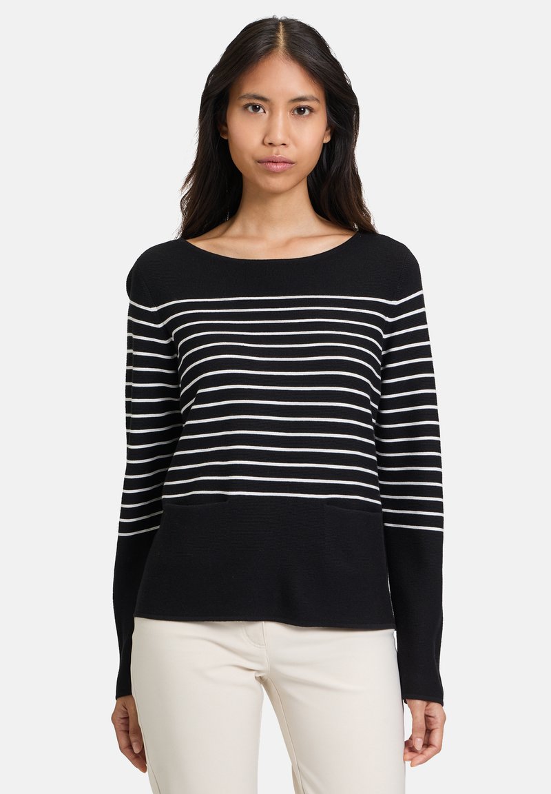 Schwarzer Pullover mit weißen horizontalen Streifen, rundem Ausschnitt, langen Ärmeln und zwei vorderen Taschen. Glatter Strickstoff.